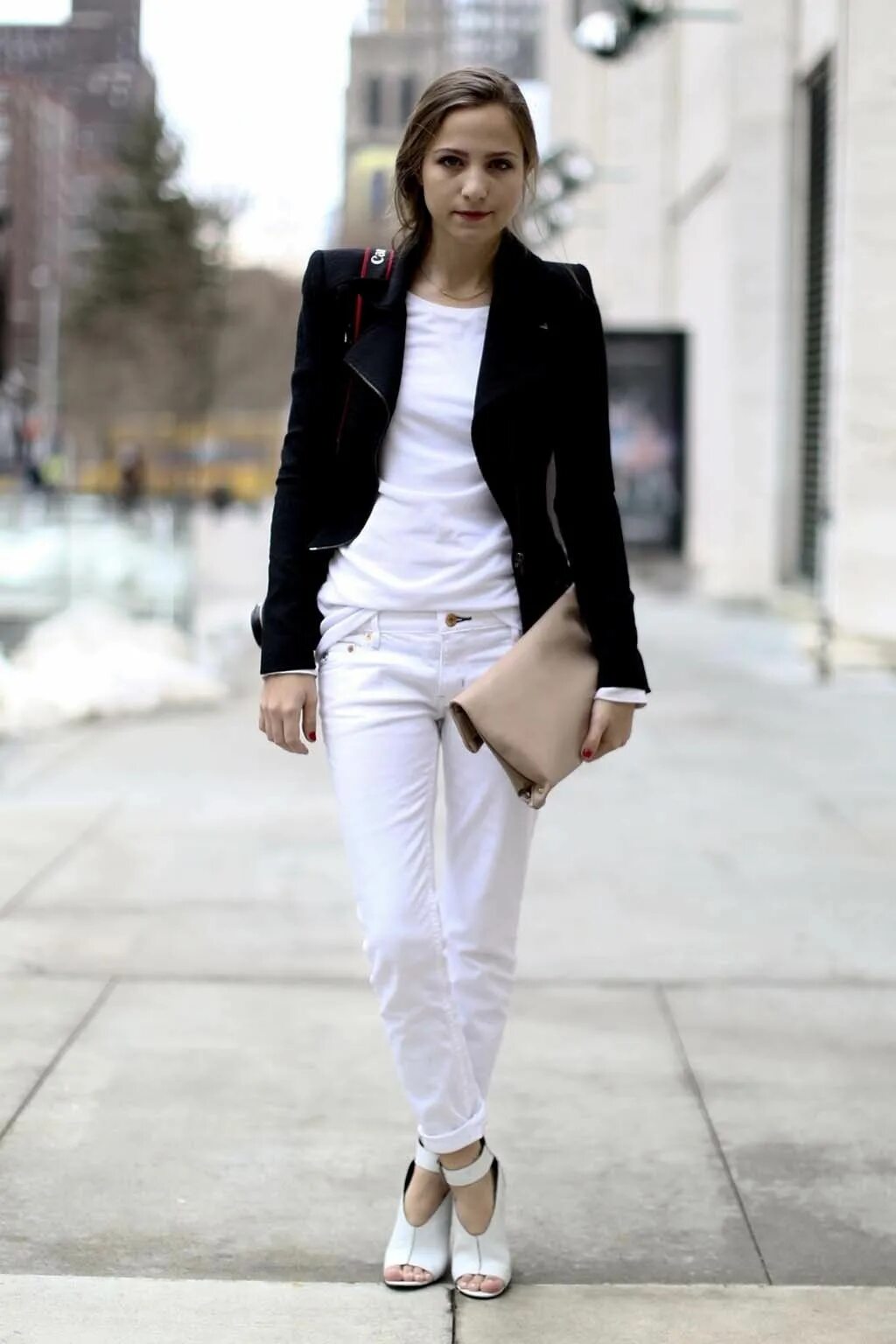 Черное пальто и белые брюки. Образ с белыми джинсами. Образ с белыми брюками на праздник. Нарядный образ с белыми джинсами. Образ с белыми классическими брюками.