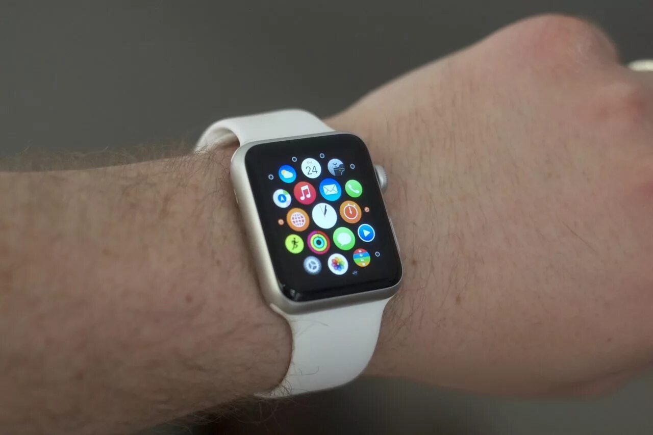 Часы эпл вотч 7 женские. Apple IWATCH 7. Apple watch se 2023. Айфон и часы эпл вотч.