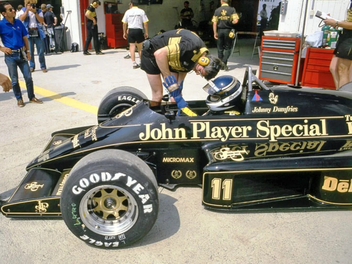 Джонни Дамфриз формула-1. John Player Special автомобиль. Lotus John Player Special livery. Lotus Renault 1984.