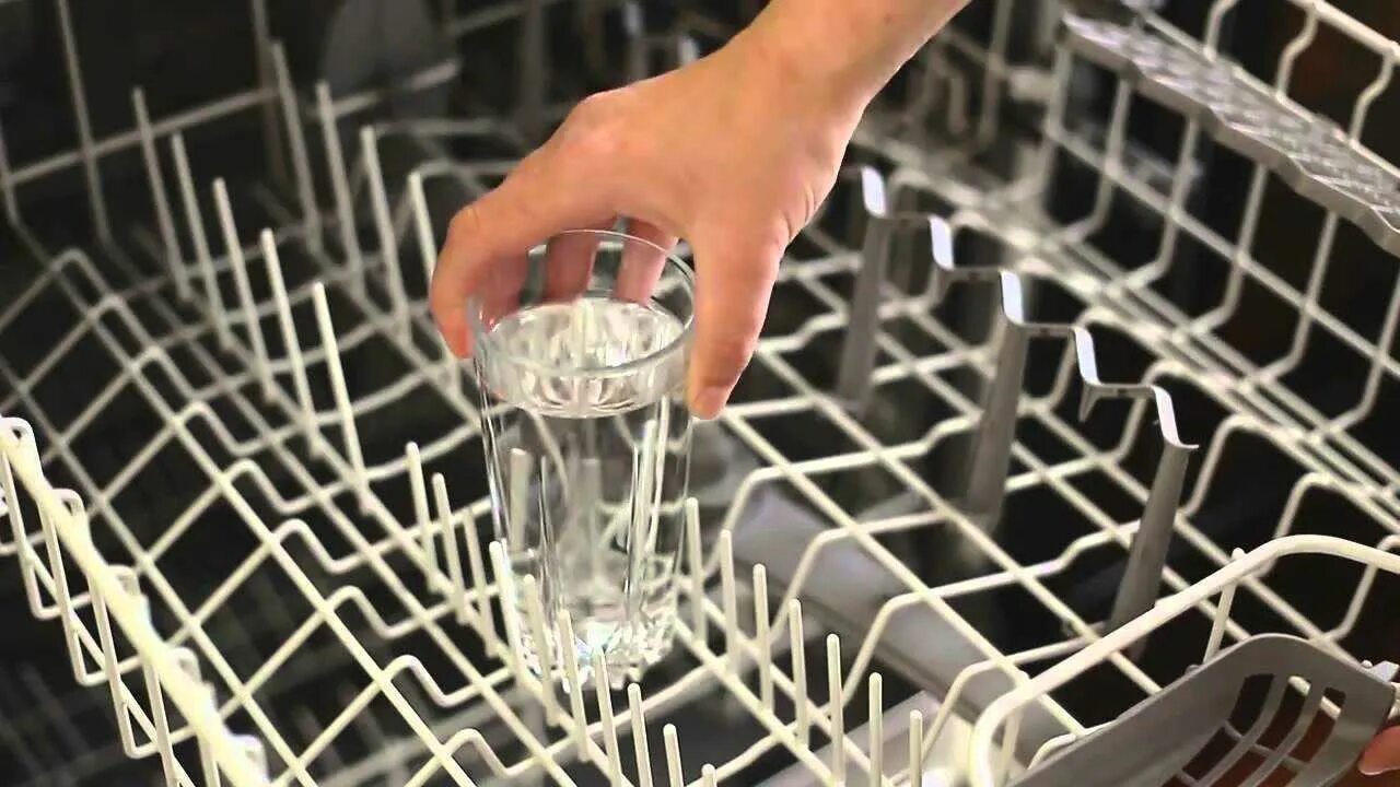 Очистка посудомоечной машины. Посудомоечная машина помыть стакан в. Сетка для посудомоечной машины. Помыть фужеры в посудомоечной. Очистка машины уксусом