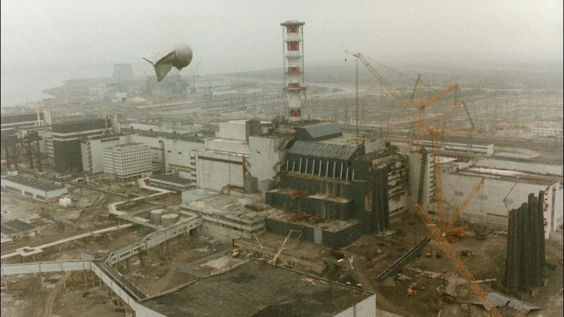 Катастрофа на аэс 1986. Чернобыльская АЭС 1986. 4 Энергоблок ЧАЭС 1986. Разрушенный 4 энергоблок ЧАЭС. ЧАЭС 1986 26 апреля.
