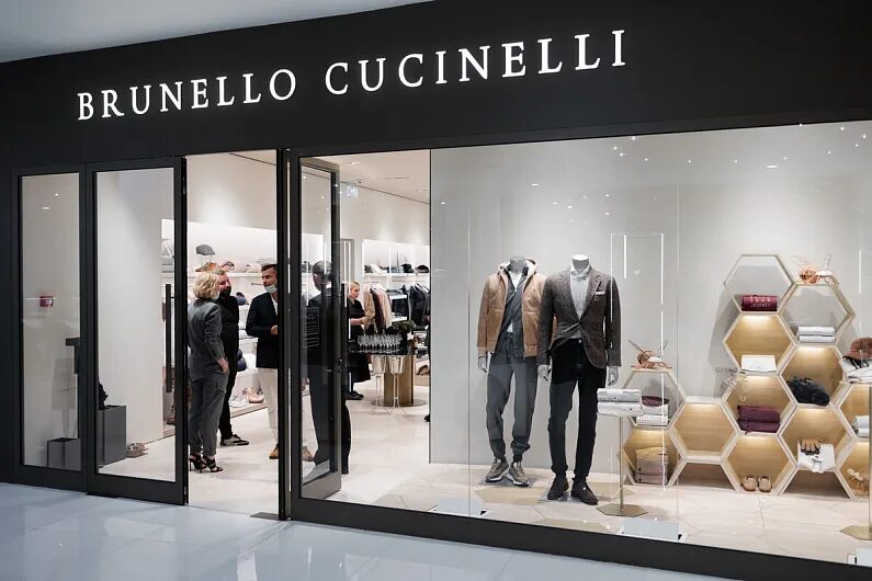 Магазин брунелло. Brunello cucinelli бутики. Brunello cucinelli гум. Brunello cucinelli интерьер. Витрины брунелло кучинелли.