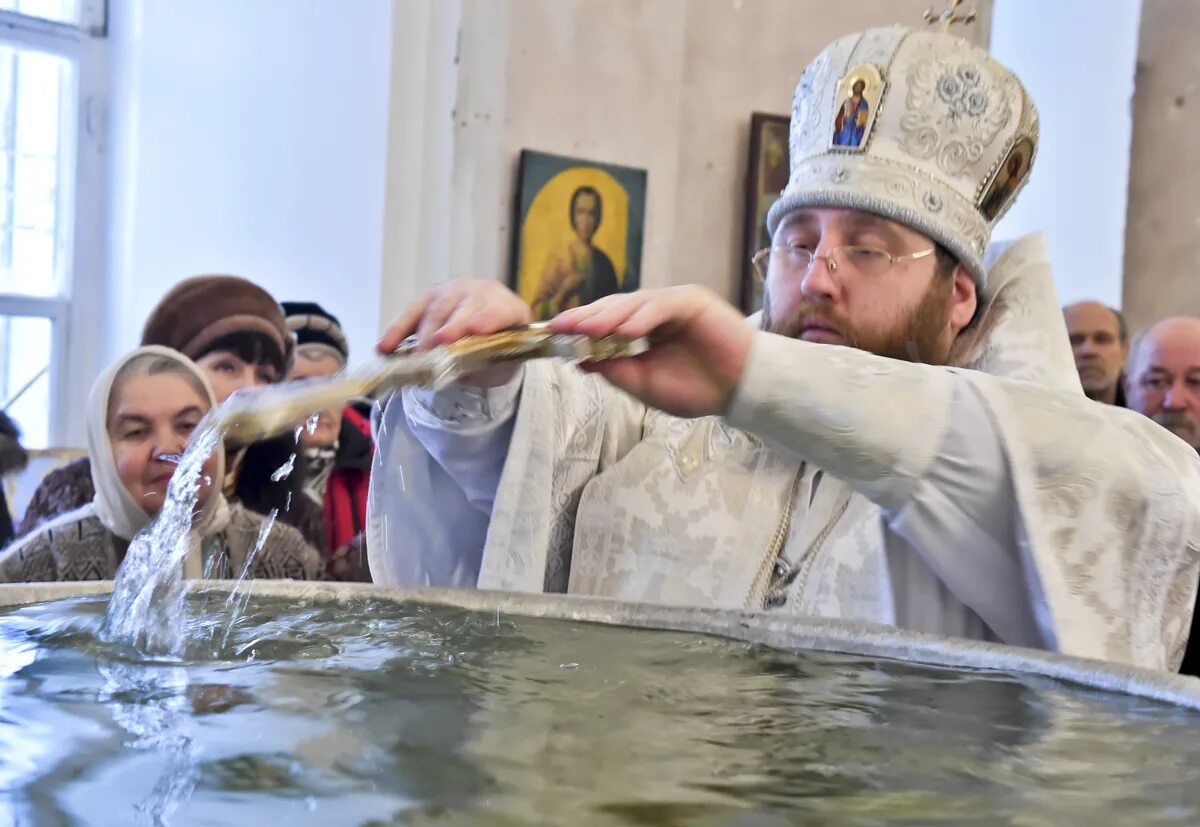 Брызгают святой водой. Иерей Антоний Яблоков. Крещение Господне Святая вода. Освящение воды. Освящение воды на крещение.