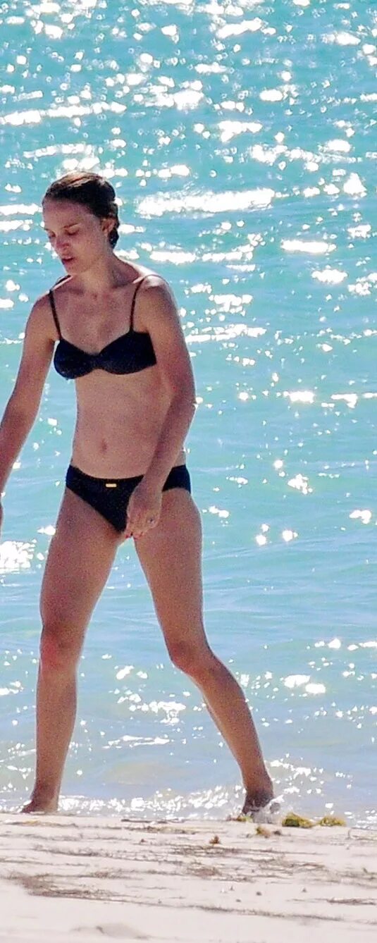 Натали портман в купальнике. Натали портман на пляже 2020. Natalie portman в купальнике. Натали портман в купеальник. Портман в купальнике.