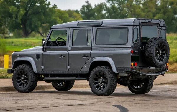 Defender шины. Ленд Ровер Дефендер 110. Land Rover Defender 110 Adventure. Ленд Ровер Дефендер 110 новый. Дефендер 110 2010.