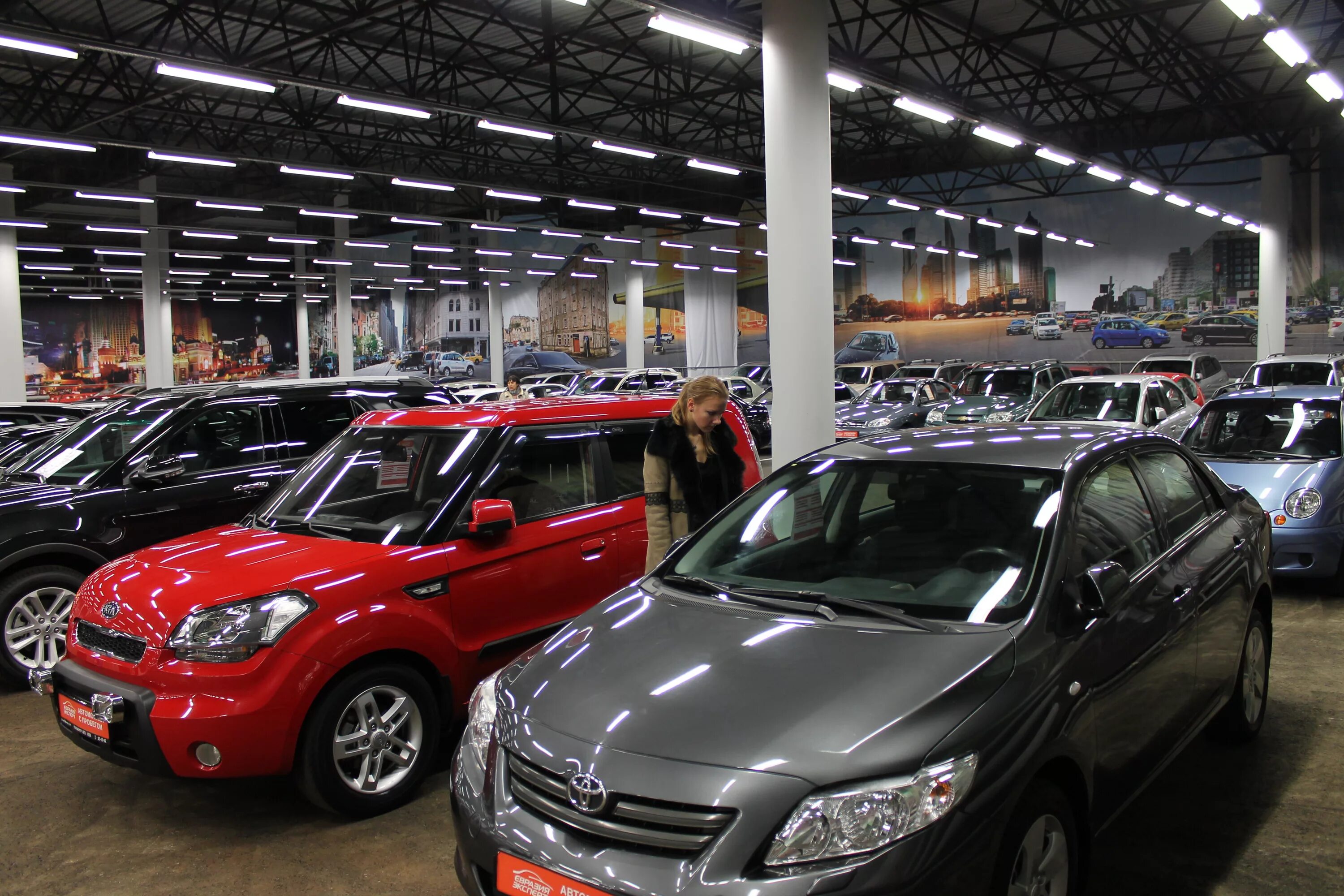 Куплю автомобиль в россии. Автомобили в автосалоне. Автосалон с пробегом. Автосалон б/у автомобилей. Машины с пробегом в автосалонах.