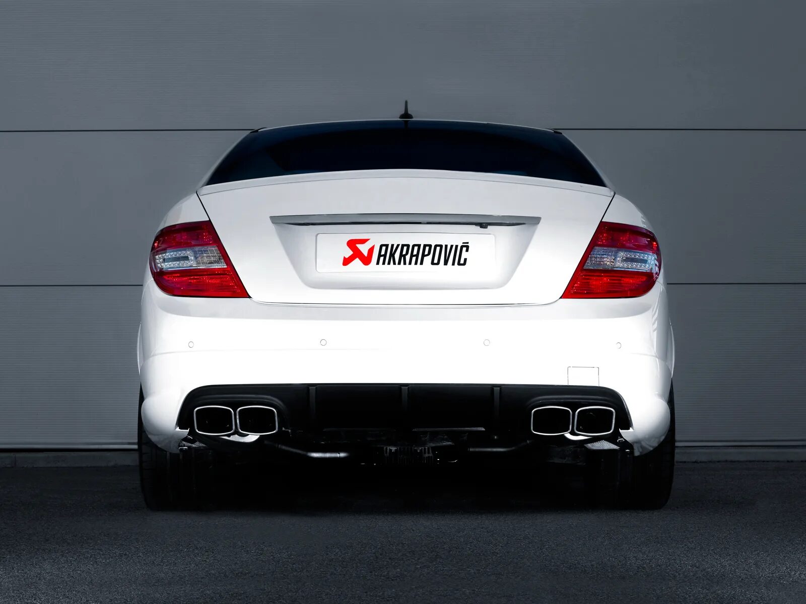 Выхлоп mercedes. Мерседес w204 АМГ выхлоп. C63 w204 Akrapovic. C63 AMG w204. C63 w204 выхлоп Akrapovic.