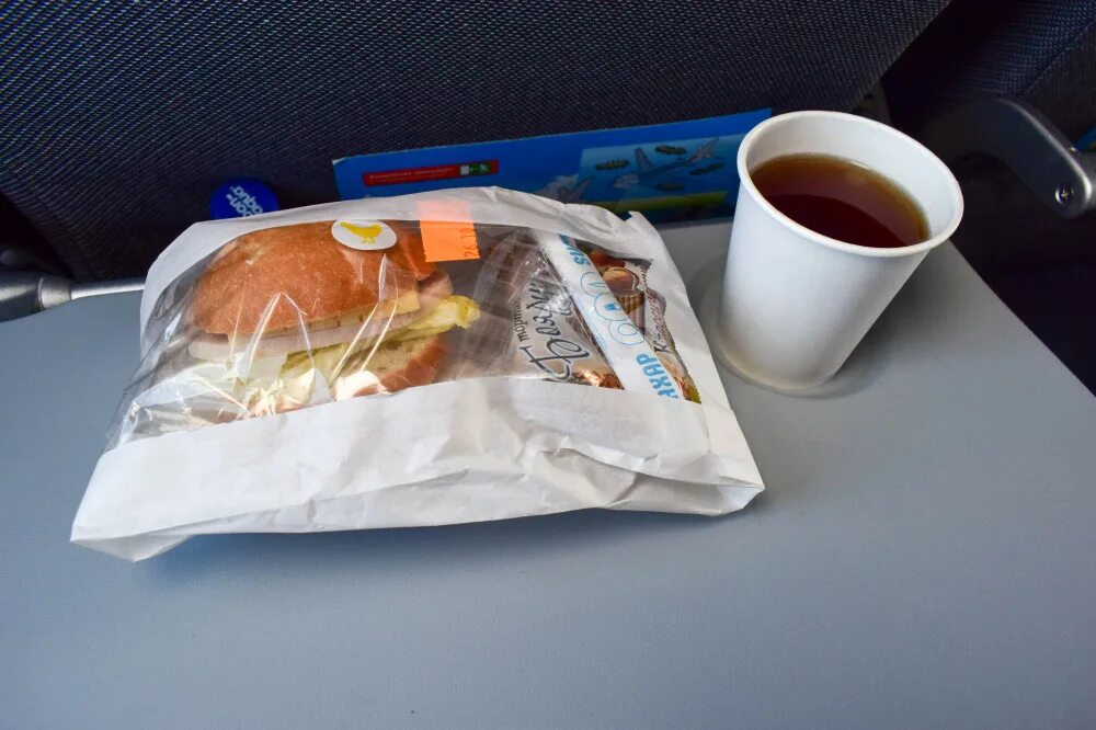 Бутерброды в самолет. Продуктовый набор в поезде. Снэк в самолете s7. Бутерброды в самолет. S7 airlines питание в эконом.