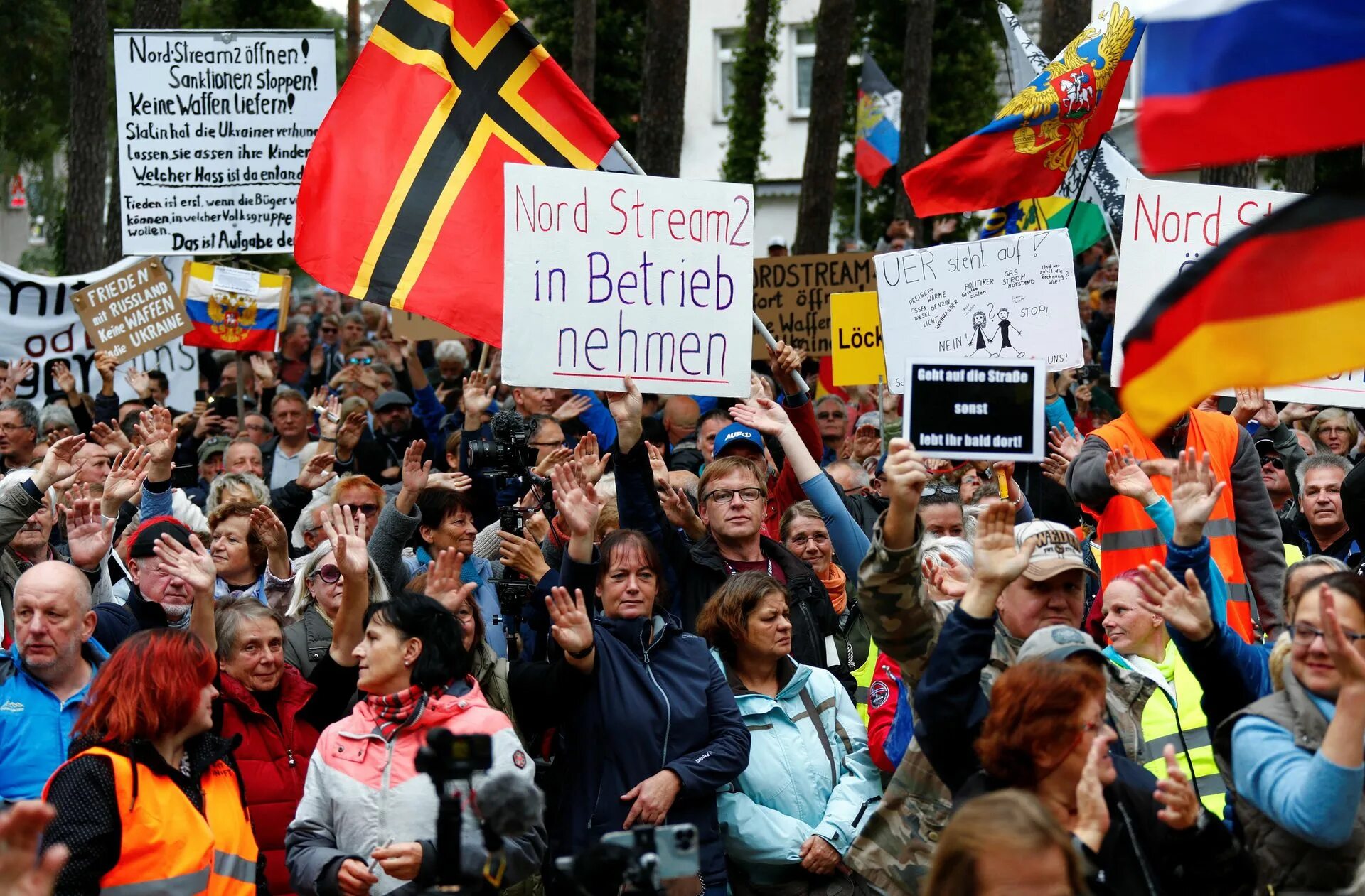 Протесты в Германии. Митинги в Германии в поддержку России. Митинги в Европе в поддержку России 2022. Протестующие в Германии.