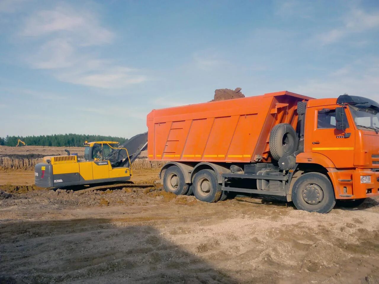 Строительный самосвал. Самосвал на стройке. Камаз с песком. Чернозем камаз выгружает 6520. Самосвал вывоз.