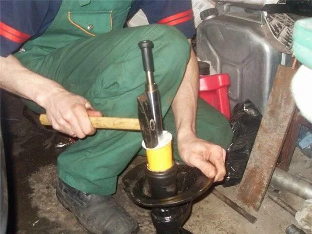 Как поставить амортизатор. Приспособление для прокачки стоек амортизаторов. восстановление стоек амортизаторов. оправки для прокачки стоек. стойка для ремонта амортизаторов.