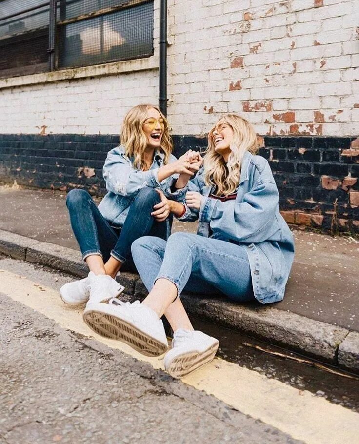 Зимняя фотосессия с подругой. Уличные фотосессии подруг. Модные подруги. Две девушки. Фотосессия двух девушек.