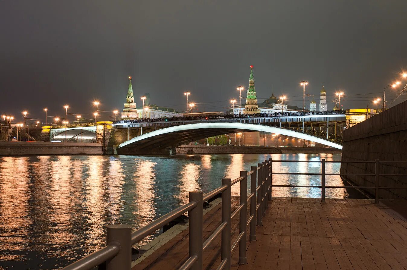 Большая река в москве. Набережная Москвы-реки Москва. Набережная Москва реки Братиславская. Мосты и Набережные Москвы. Москва набережная Москва реки парк Горького.