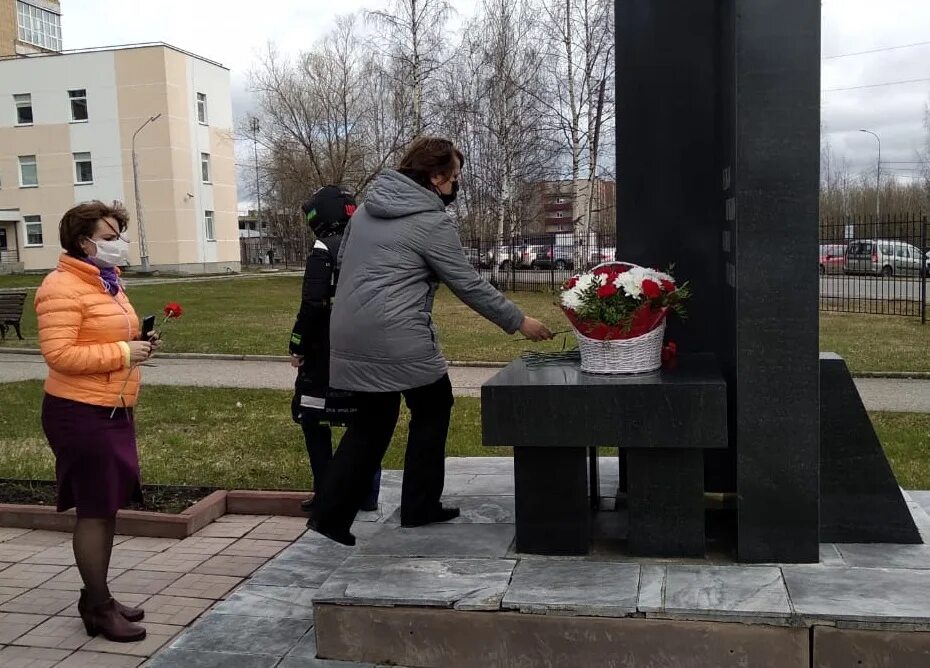 Стела памяти медицинским работникам. Стела памяти погибших медиков в Петрозаводске. Медикам погибшим на полях сражения. Мемориальная композиция памяти медицинских работников*.