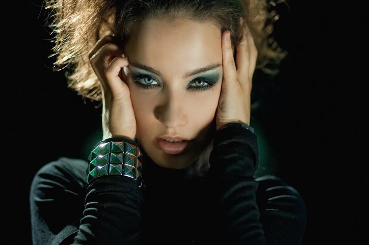 Группа корни вика дайнеко. Вика дайнеко без макияжа. Вика дайнеко. Дайнеко глаза. Вика дайнеко без макияжа.