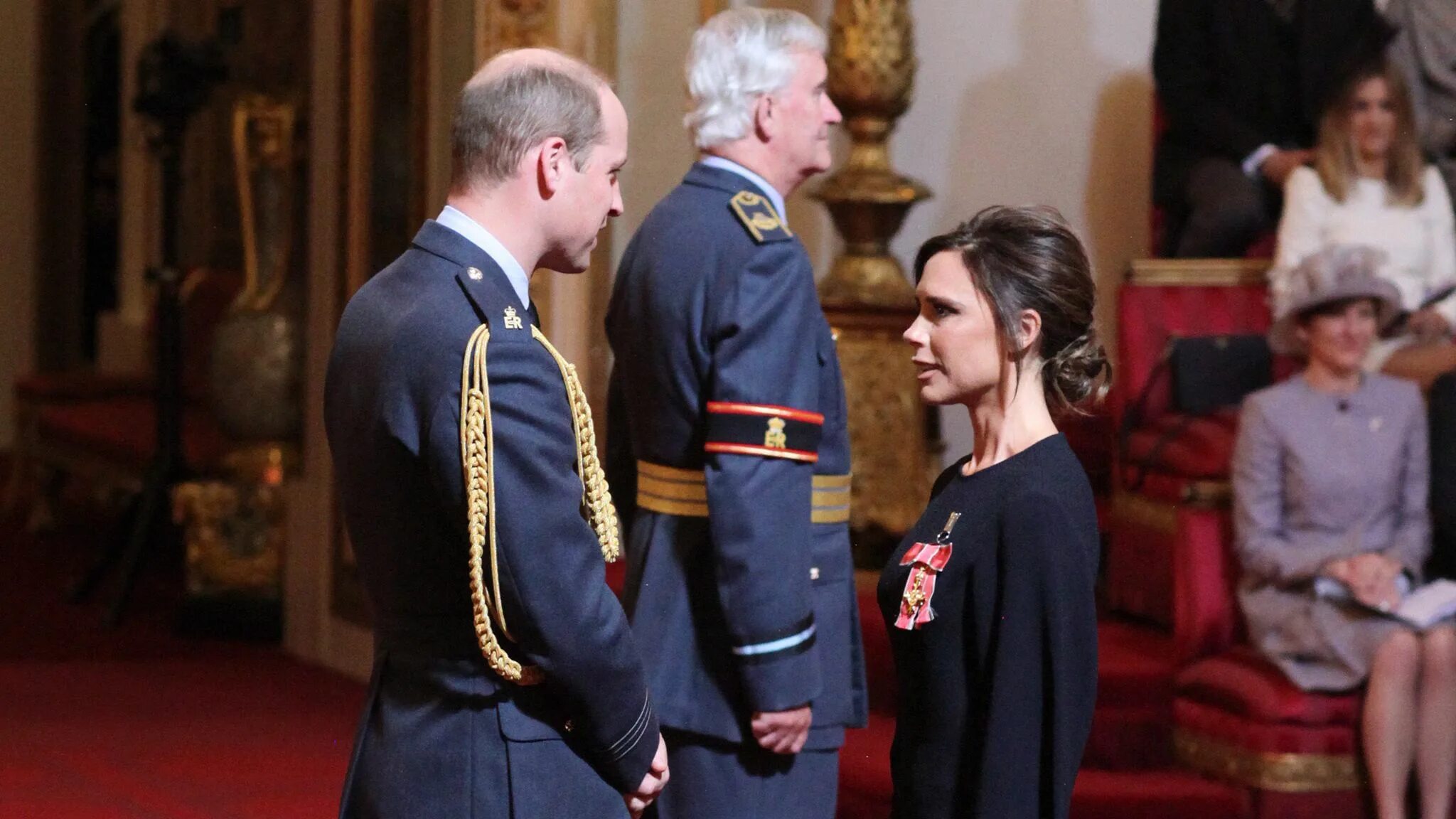 Принцесса анна в сериале корона. Виктория бекхэм орден. Командор ордена британской империи том харди. Василий ливанов с орденом британской. Кавалер британской империи.