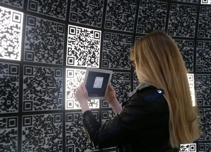 Qr код общественный. QR код. Креативные QR коды. Креативный QR код. Таблички с QR кодами.