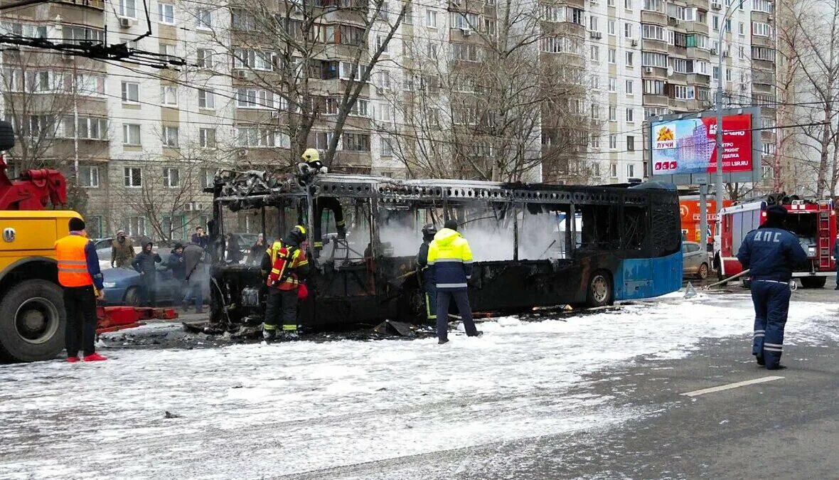 Пожарный автобус. Сгорел электробус в москве. Сгорел автобус на боровском шоссе. Пожары автобус москва. Пожары автобус москва.