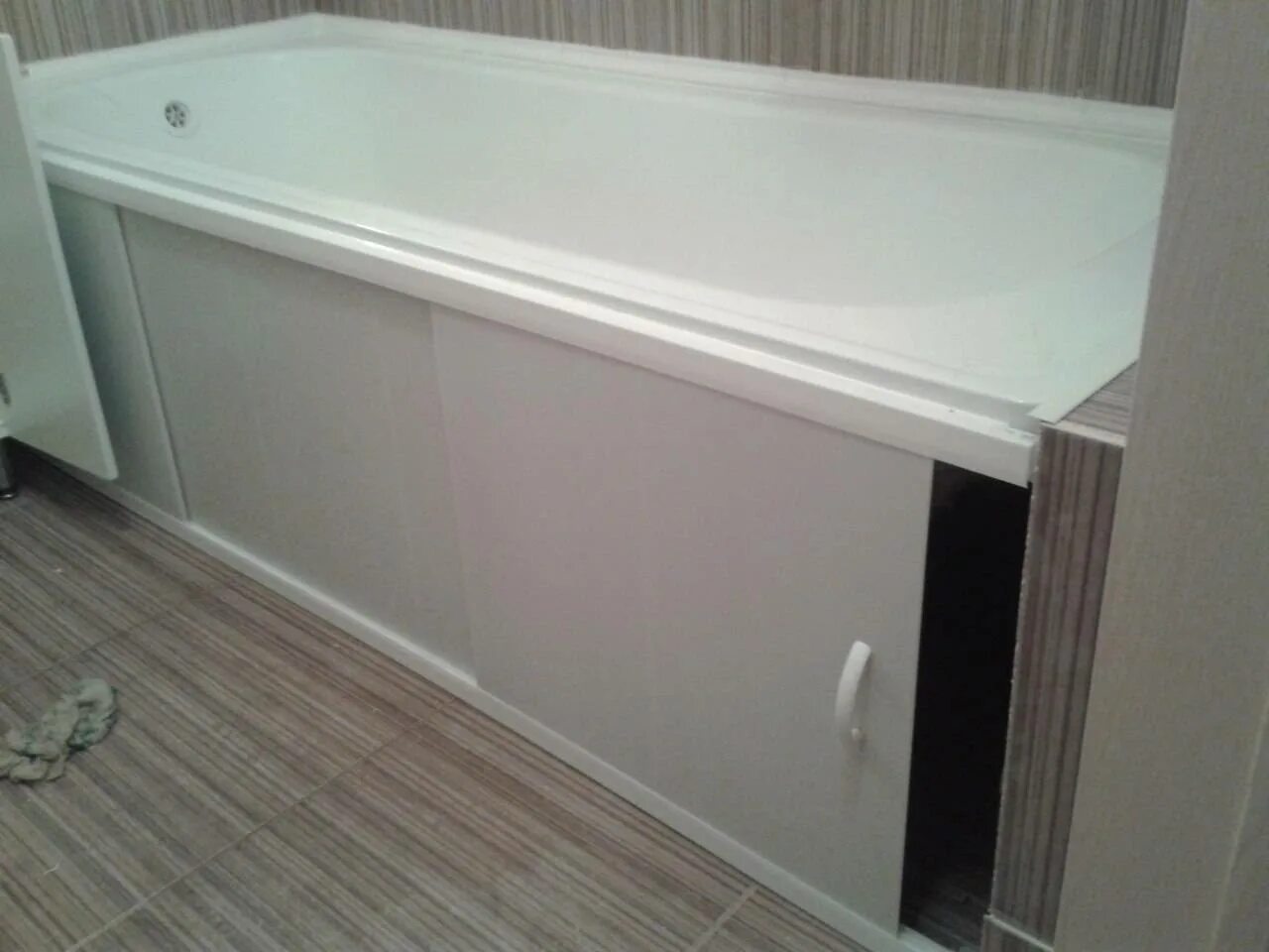 Ванна заделанная панелями. Экран под ванну still 170 раздвижной МДФ белый. Экран на ванну 120х70 Малютка. Экран под ванную откидной Метакам. Панель под ванну раздвижная.