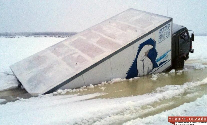 Фура ушла под лед. Камаз во льду. фура под льдом. фура на льду. камаз подо льдом.