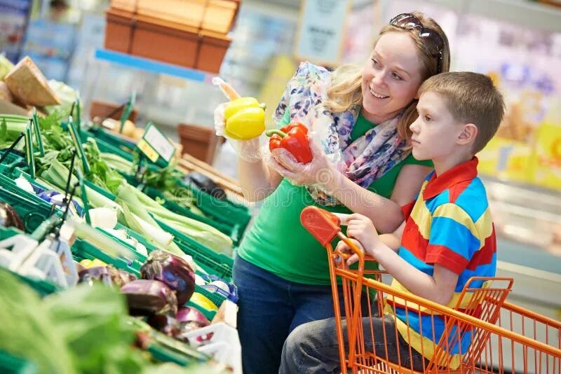 Крупные покупки в семье. Семья в супермаркете. Дети с покупками. Супермаркет для детей. Семья шоппинг.