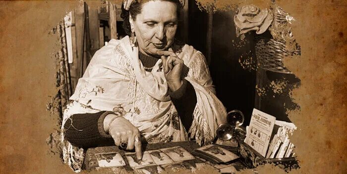 Старая гадалка подарила карты 13 карт песня. Бабушка гадалка. Бабка гадалка с картами. Старушка предсказательница. Бабка гадалка с пуговицей.