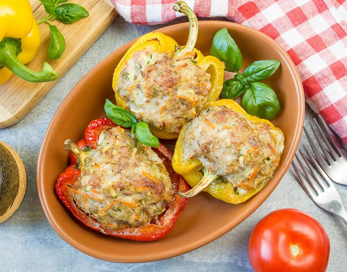 Фаршированные перцы с фаршем. Перец фаршированный грибами и фаршем в духовке. Паприка фаршированная фаршем. Фаршированные перцы в духовке. Пп перец фаршированный куриным фаршем.