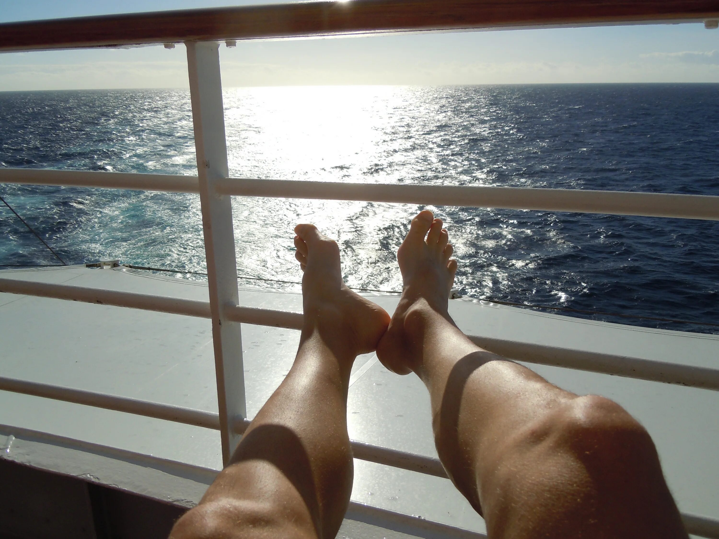 Мужские ноги на пляже. Ноги с видом на море. Мужские ноги на море. Ноги на фоне моря. Feet relax