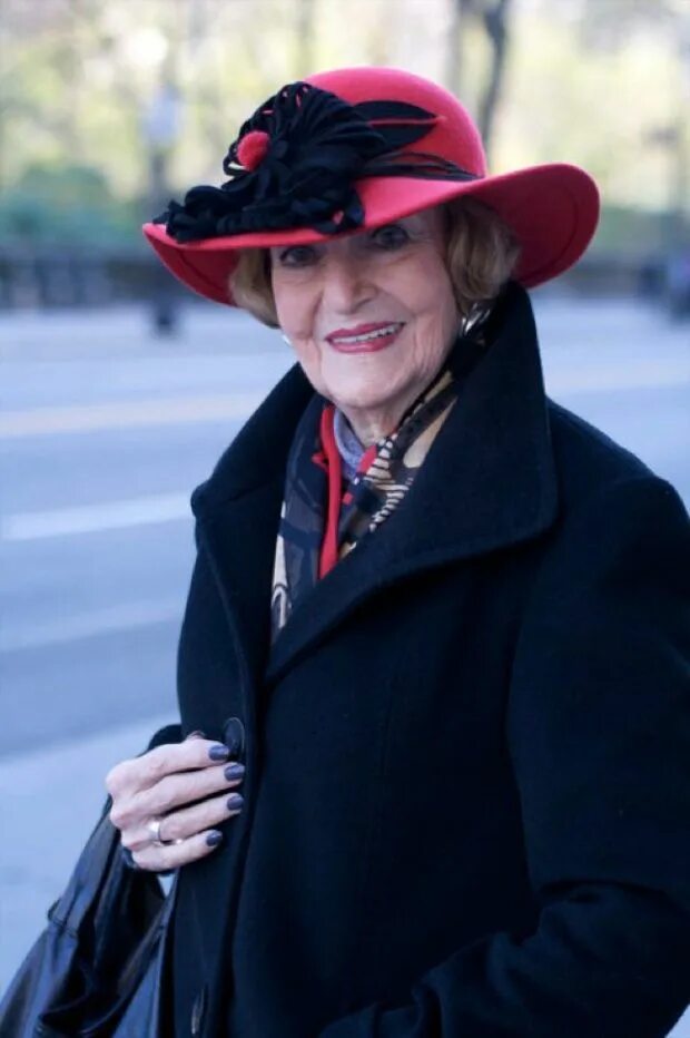 Первые шляпы коко шанель. Женщина в шляпке. Шляпы коко шанель. Шляпа бьюти 5 серый 54. Дама в шляпке.