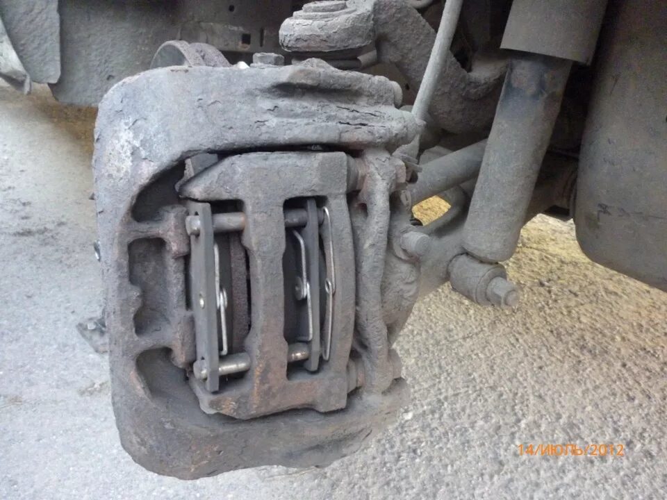 Суппорта на т4. Vw transporter t4 болт переднего суппорта. Суппорт на фольксваген т 28 1. Суппорта 4 поршня бмв е34. Суппорт фольксваген т4.