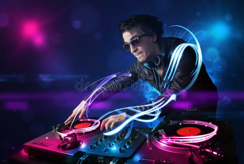 Диджей за пультом. Диджей. Фиолетовый диск музыкальный. Мужчина за диджейским пультом. Dj за пультом.