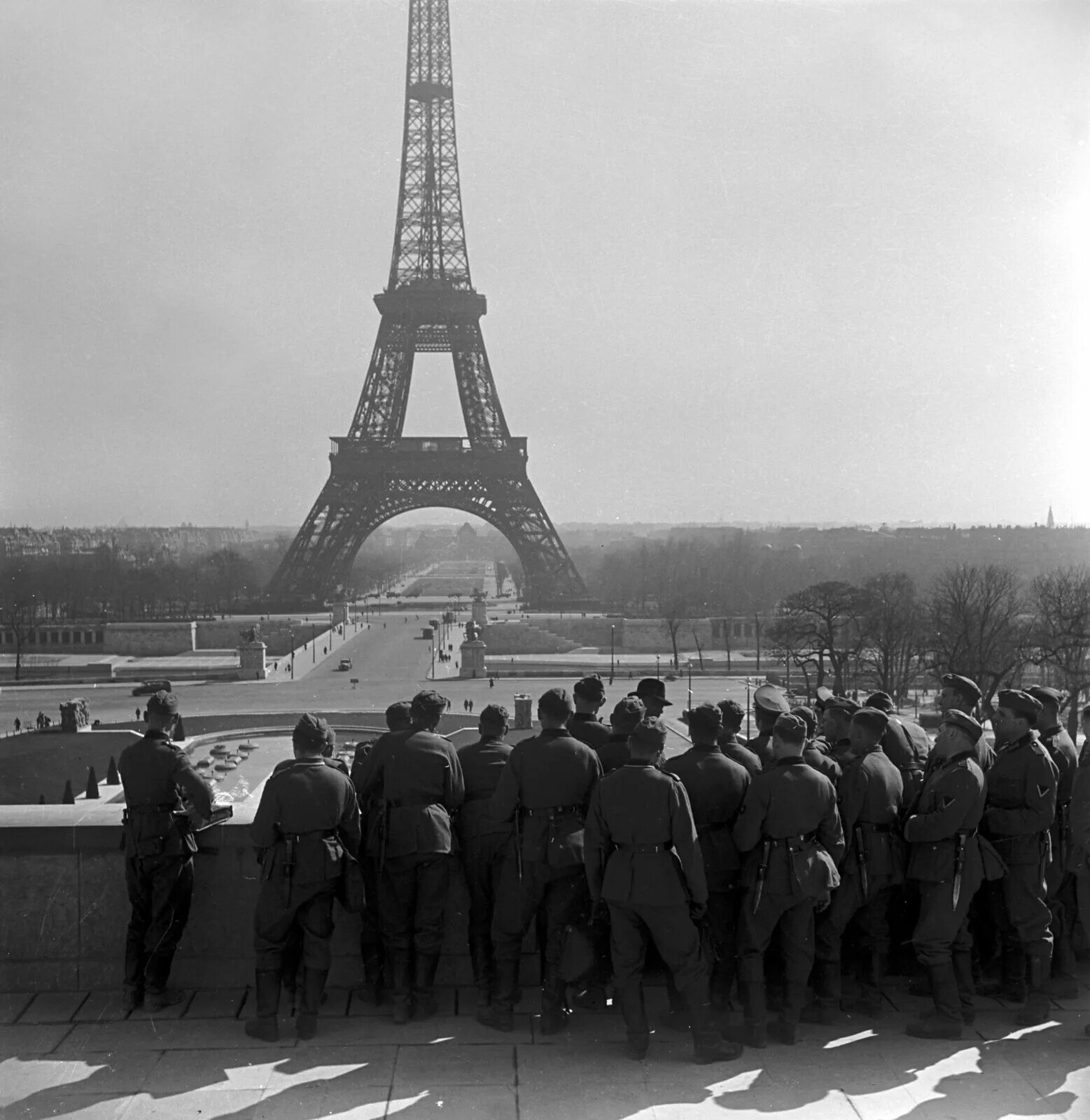 Французы во второй мировой. Париж 1940 Эйфелева башня.