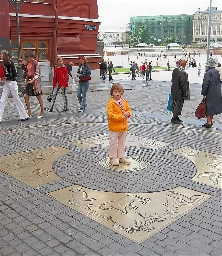 Точка ноль где снимали. Нулевой Меридиан в Москве на красной площади. Нулевой километр в Москве. Центр Москвы нулевой километр. Нулевой Меридиан Москва около Воскресенских ворот.