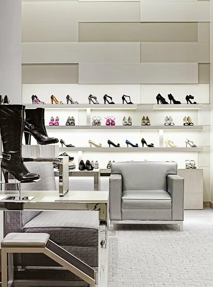 Обувной магазин центра. Интерьер обувного магазина. Интерьер обувного бутика. Бутик дизайнерской обуви. Декор для магазина обуви.