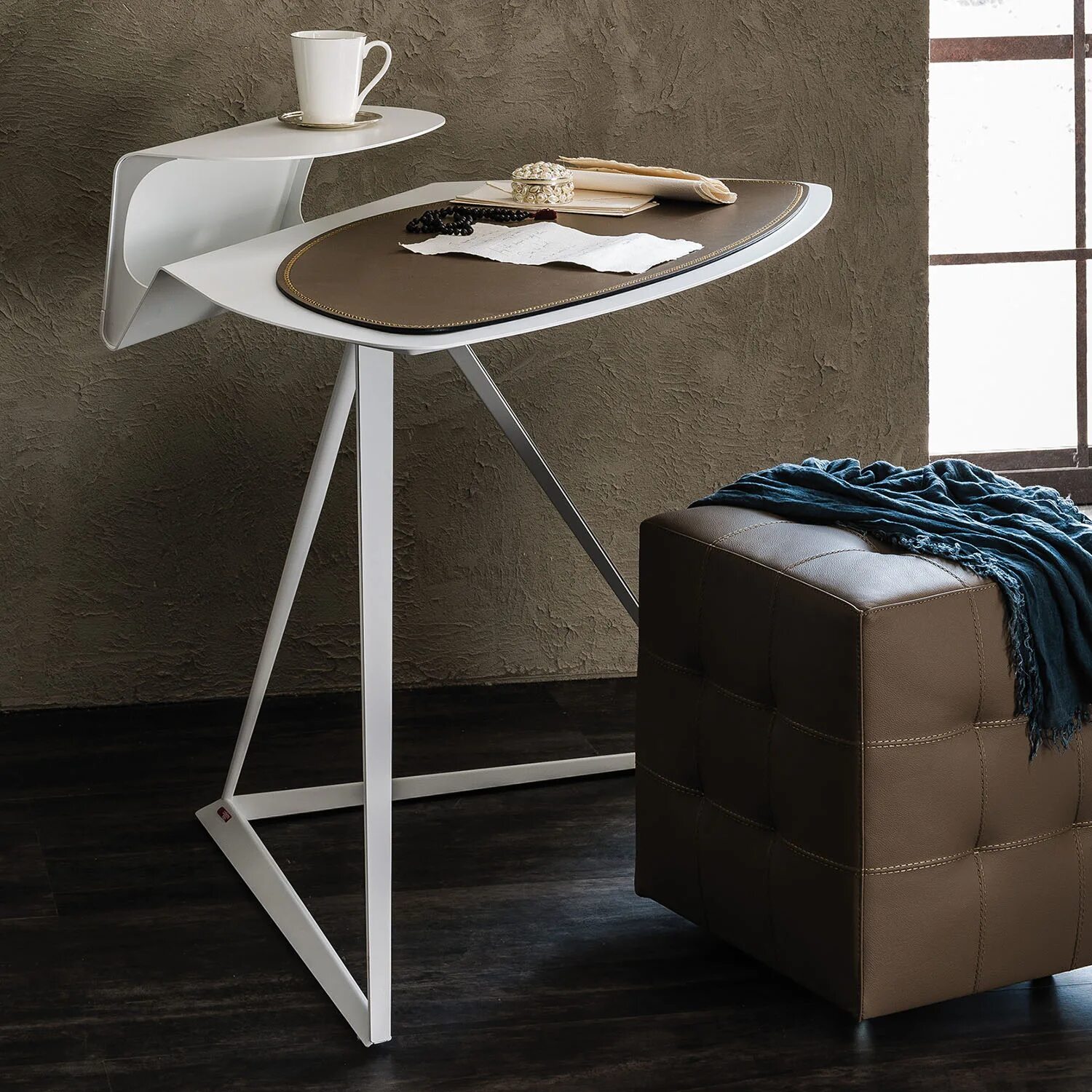 Стол письменный Storm Cattelan Italia. Cattelan Italia столик. Cattelan Italia письменный стол. Письменный стол Malibu Cattelan Italia. Функциональный столик