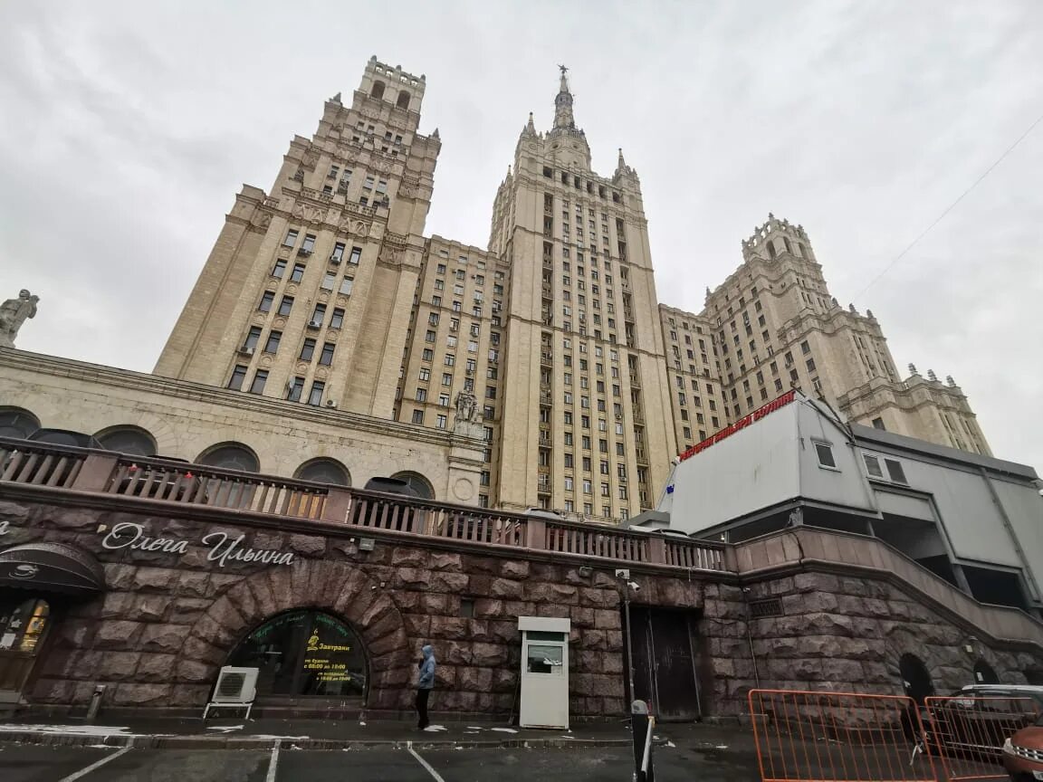 кудринская площадь 1 стр 1. , 1. кудринская высотка москва. высотка на баррикадной зеленые. москва кудринская площадь дом 1.