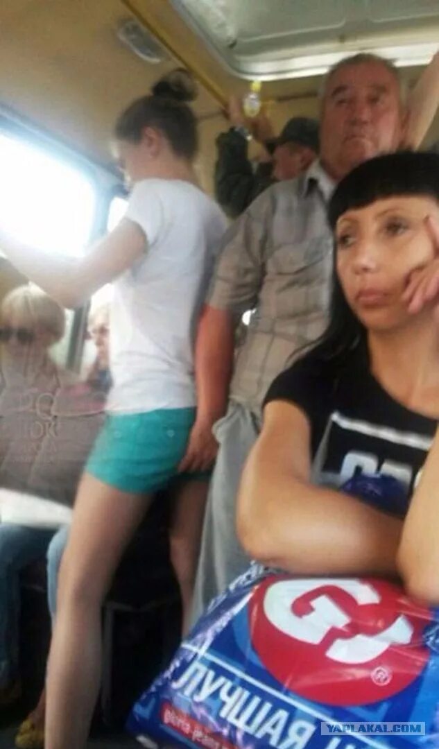 Девушки в метро. Облапали в метро. Трогает девушку в метро. Извращенцы в московском метро. Лапает в маршрутке.