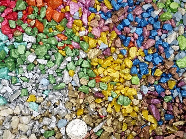 Желтые камешки которыми были посыпаны все дорожки