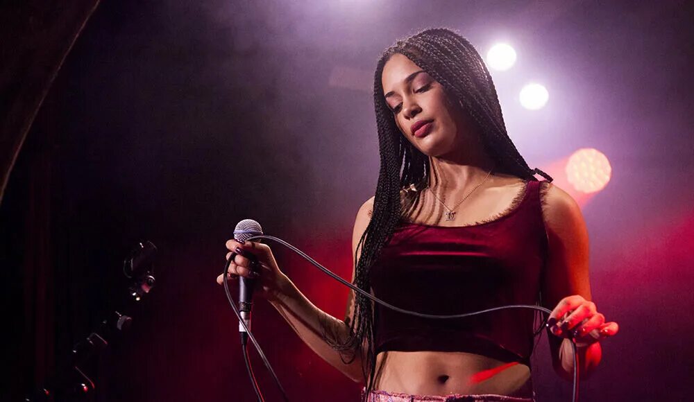 Она певица слушать. Jorja smith. amy smith певица. джорджия смит певица. кали учис певица.