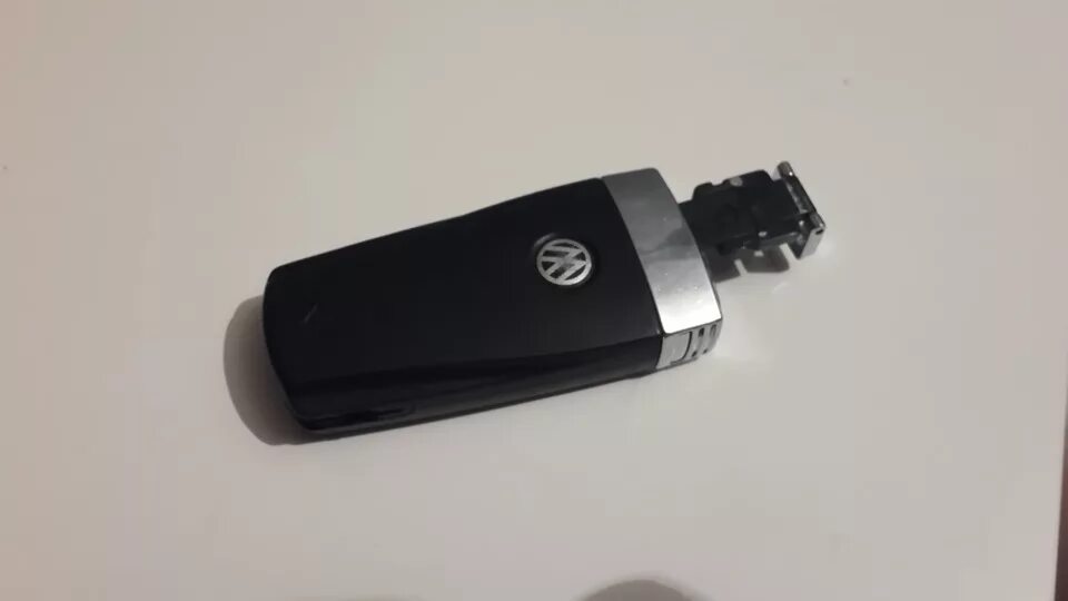 Батарейка в ключ пассат б6. Пассат б6 как поменять батарейку в ключе. Пассат б6 как поменять батарейку в ключе. Ключ зажигания пассат б6. Замена батарейки в ключе фольксваген пассат б6.