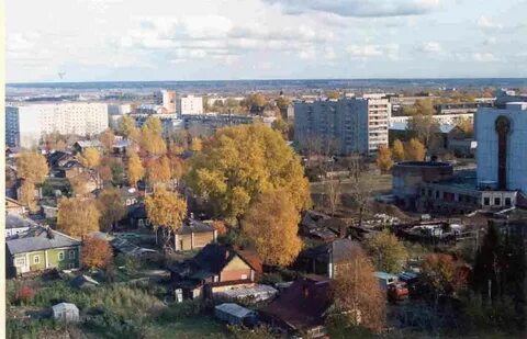 Слева город