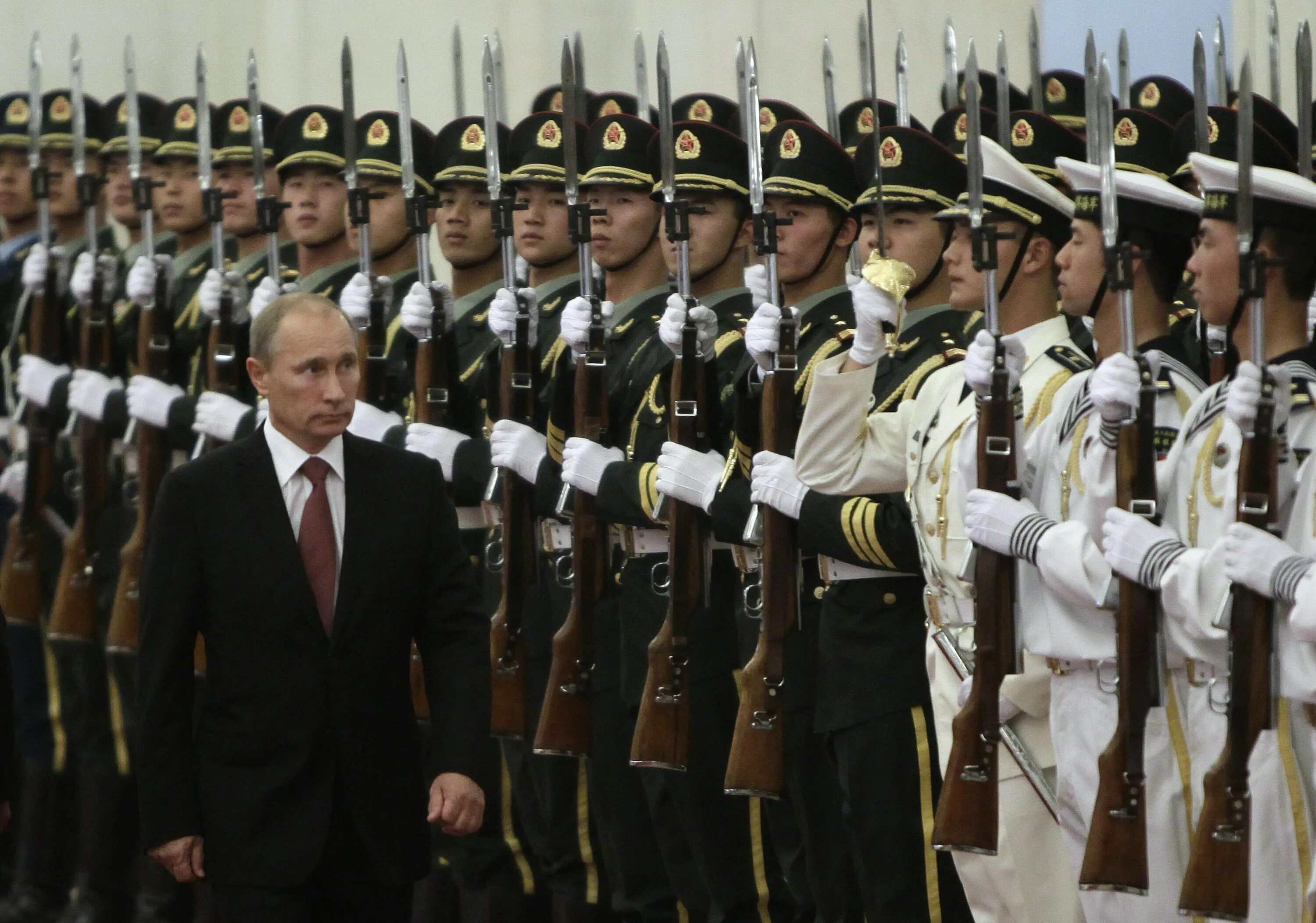 Тин пу. Войска Владимира Путина. Фото китаец из почетного караула смотрит на Путина.