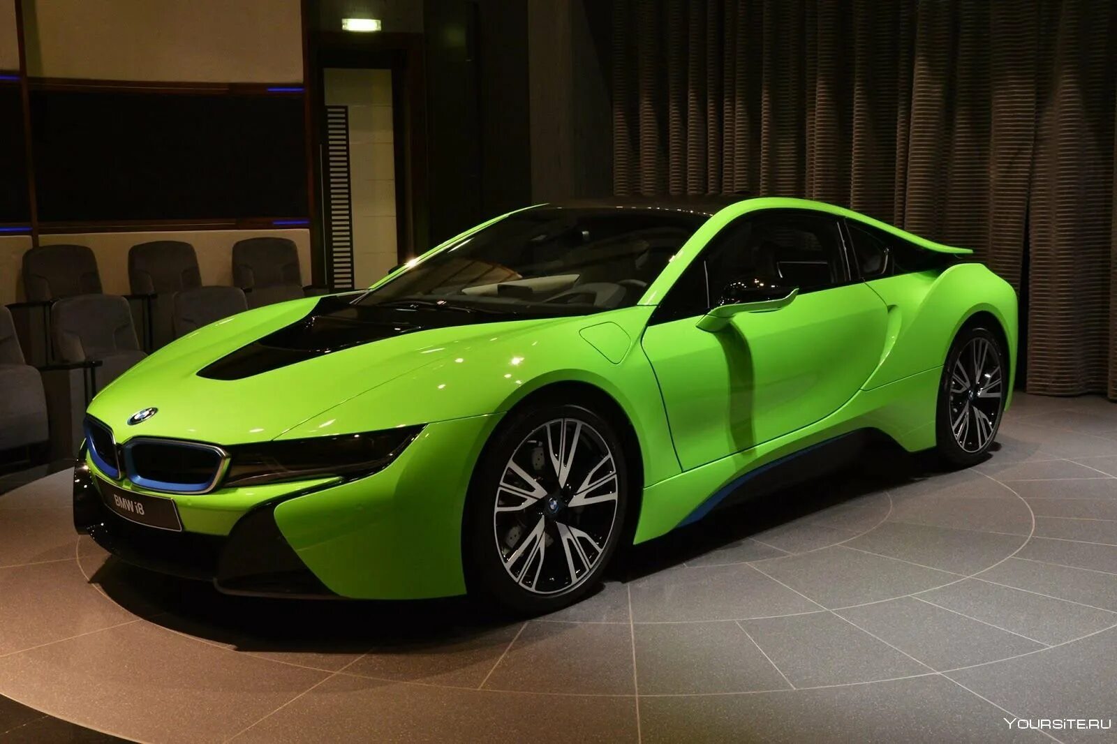 Зеленая машина фото. BMW i8 зеленая. БМВ i8 салатовая. BMW i8 Lime Green. БМВ ай 8 зеленая.