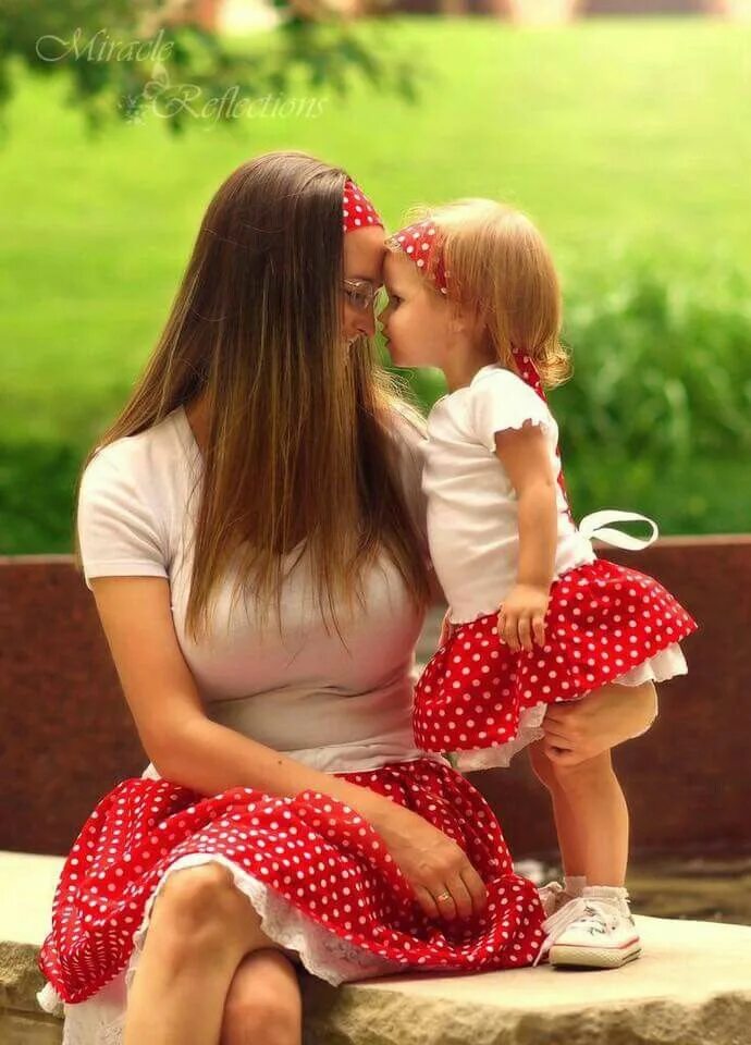 Mommy and daughter. Мама и дочка. Красивая мама с ребенком. Девочка с мамой. Красивая мама с дочкой.