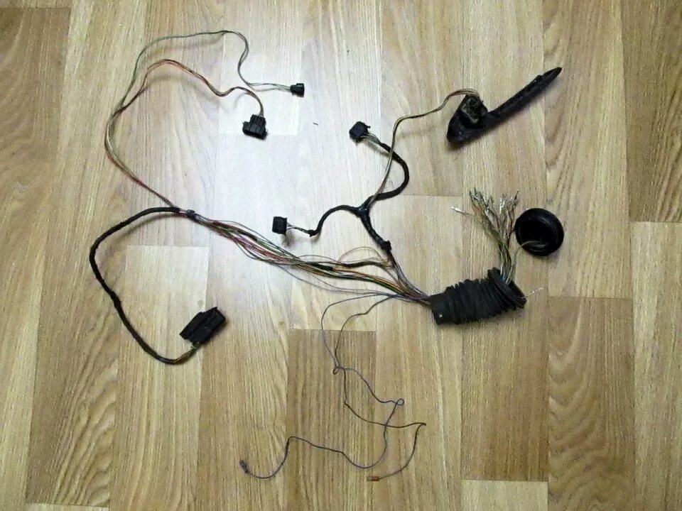 Переделка кабель трекера. Проводка двери бмв х3. Проводка дверная. Ракушка проводки входная. Проводка дверная.