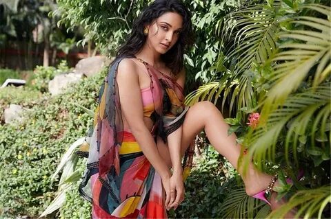 Kiara Advani Navel Wallpapers.