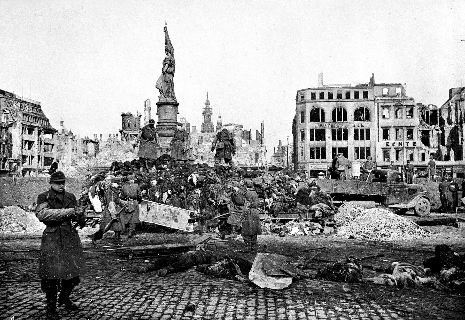 Немецкие города после войны. Дрезден бомбардировка 1945. Дрезден после бомбардировки 1945.