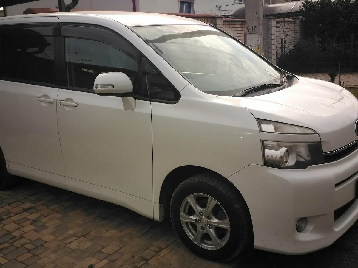 Toyota Voxy 2011. Минивэн Тойота Вокси. Тойота Вокси r70. Тойота Вокси 2 поколение.