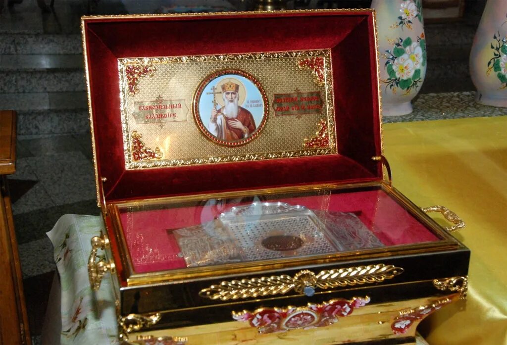 Ковчег с частицей мощей святителя Николая Чудотворца. Во Владимире мощи князя Георгия.