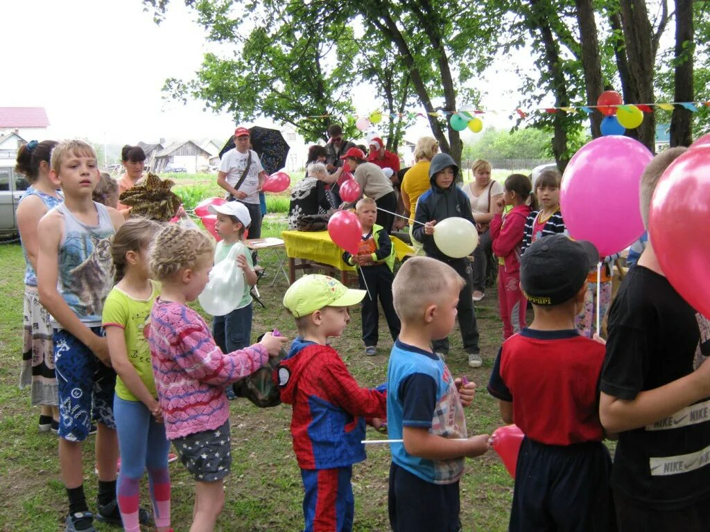 Песня должны смеяться дети и в мирном. Дети в Мирном мире. Должны смеяться дети и в Мирном мире жить. Должны смеяться дети. Должны смеяться дети фото.